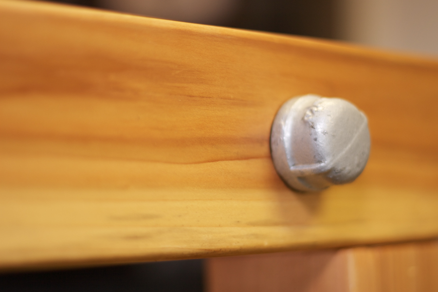 Metal pipe fitting that allows the movement of the drafting table top